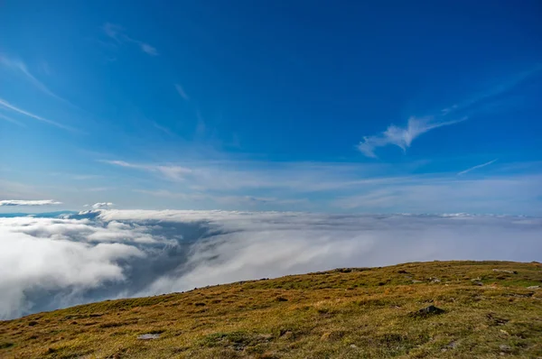 Bergen bedekt met mist in de herfst dag — Stockfoto