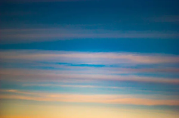 Nubes en el cielo al atardecer en las montañas — Foto de Stock