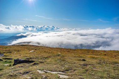 Sonbahar da sisle kaplı dağlar