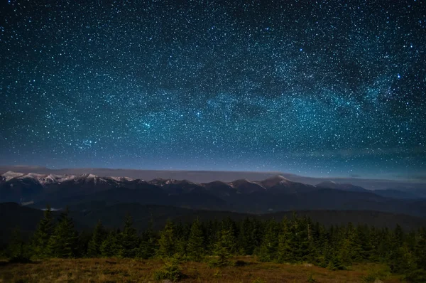 Panorama del cielo estrellado sobre las montañas brumosas — Foto de Stock