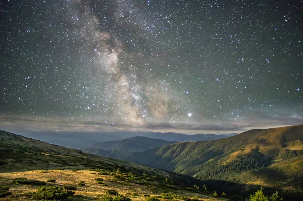 Panorama del cielo stellato sulle montagne nebbiose — Foto Stock