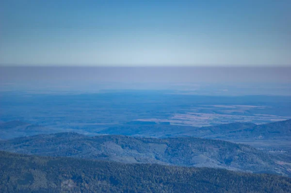 Berge im blauen Dunst — Stockfoto