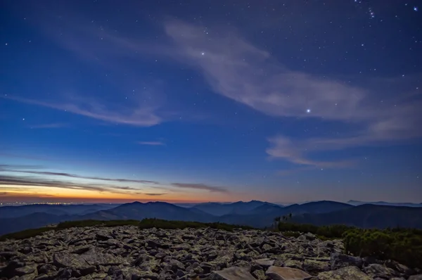 Sterrenhemel voor zonsopgang in de bergen — Stockfoto