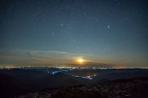 Notte al chiaro di luna in montagna — Foto Stock