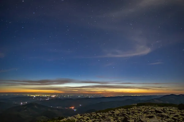 Sterrenhemel voor zonsopgang in de bergen — Stockfoto