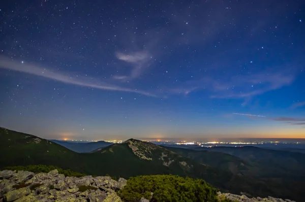 Moonlit nacht in de bergen — Stockfoto