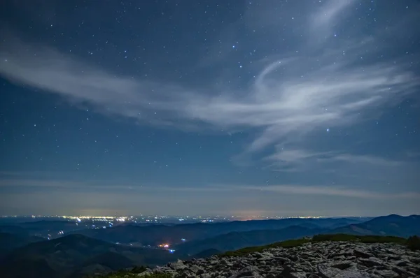 山で月明かりの夜 — ストック写真