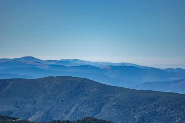 Montañas en la neblina azul — Foto de Stock