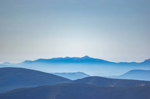 Mountains in the blue haze — Stock Photo, Image