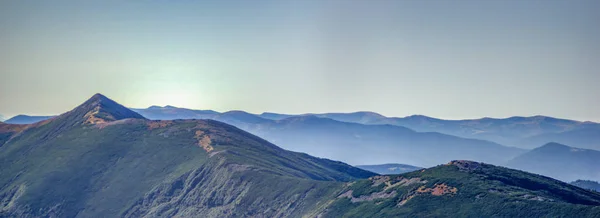 Panorama de montanhas rochosas no verão — Fotografia de Stock