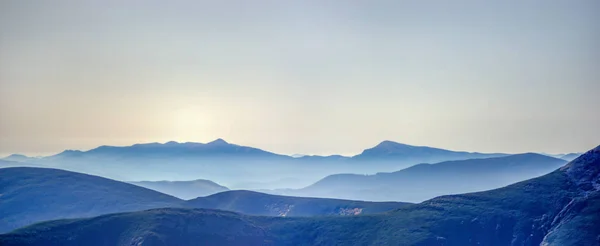 Panorama de montanhas rochosas no verão — Fotografia de Stock