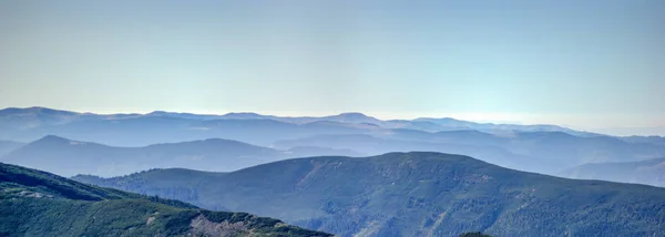 Панорама скелястих гір влітку — стокове фото