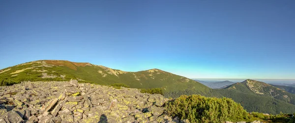 Panorama skalistych gór w lecie — Zdjęcie stockowe