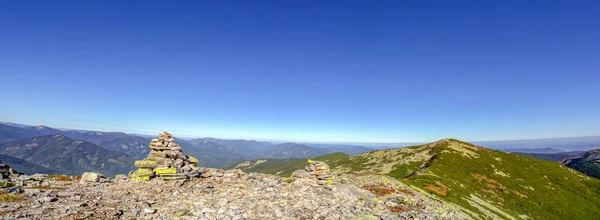 Panorama delle montagne rocciose in estate — Foto Stock