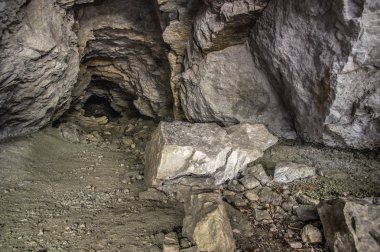 Eski terk edilmiş fosforlu maden