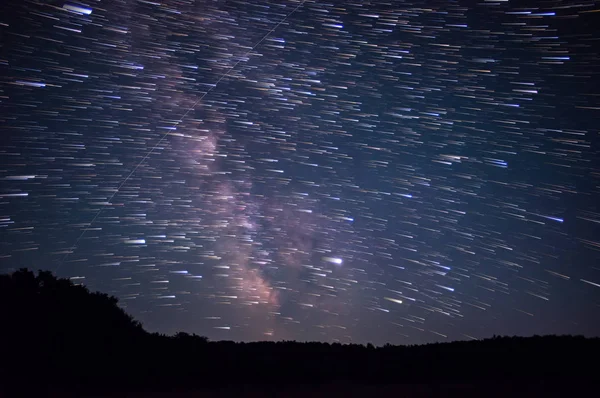 Huellas de estrellas en el cielo nocturno — Foto de Stock