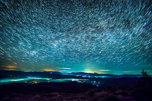 Huellas de estrellas en el cielo nocturno — Foto de Stock