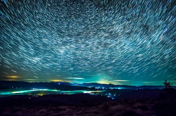 Spår av stjärnor på natthimlen — Stockfoto