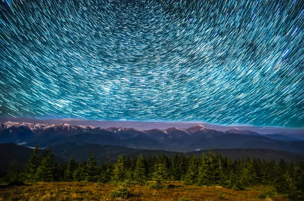 Huellas de estrellas en el cielo nocturno — Foto de Stock