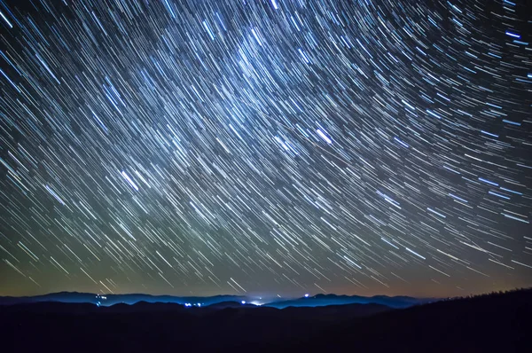 Gece gökyüzündeki yıldızların izleri