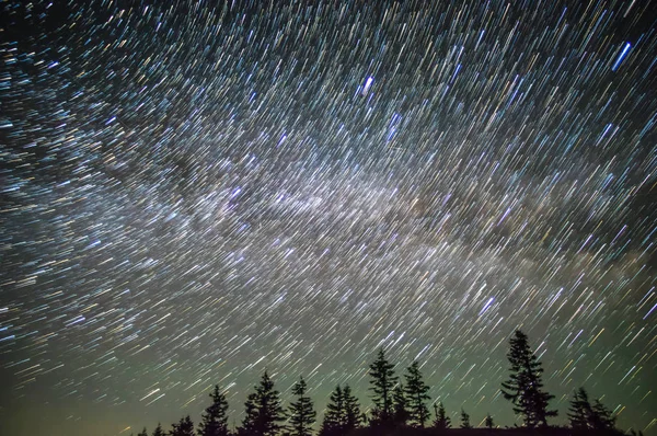 Gece gökyüzündeki yıldızların izleri — Stok fotoğraf