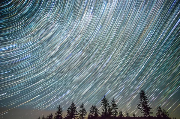 Tracce di stelle nel cielo notturno — Foto Stock