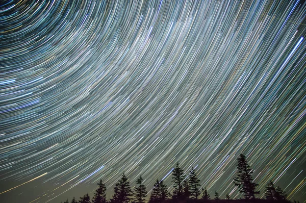 Tracce di stelle nel cielo notturno — Foto Stock