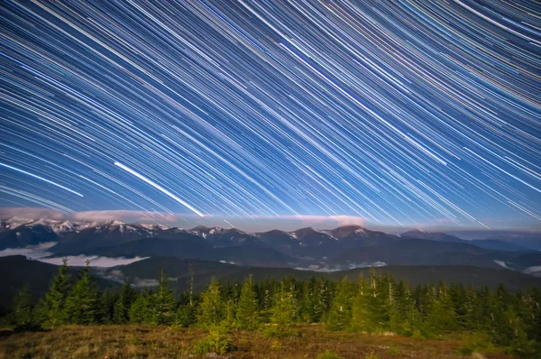 Huellas de estrellas en el cielo nocturno — Foto de Stock