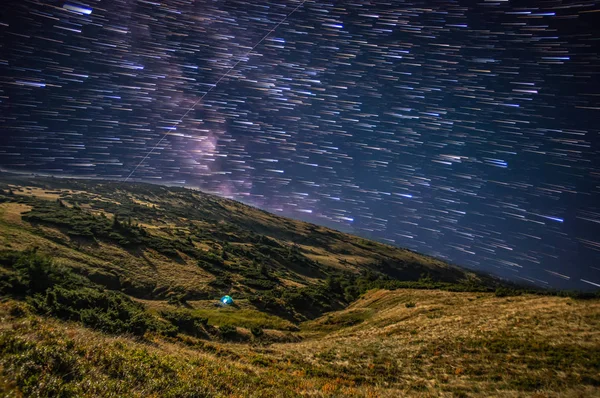 Traços de estrelas no céu noturno — Fotografia de Stock