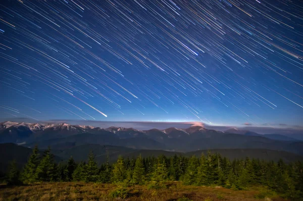 Tracce di stelle nel cielo notturno — Foto Stock