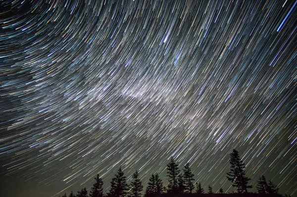 Traços de estrelas no céu noturno — Fotografia de Stock