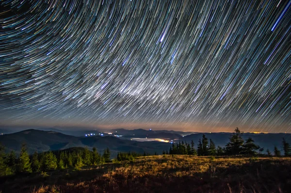 Gece gökyüzündeki yıldızların izleri — Stok fotoğraf