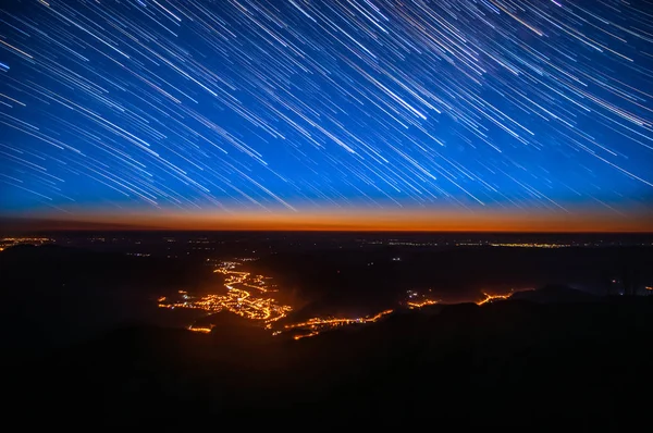 Traços de estrelas no céu noturno — Fotografia de Stock