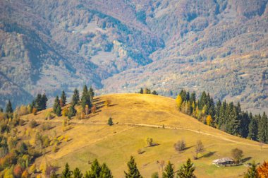 Sonbaharda dağlarda toprak yol