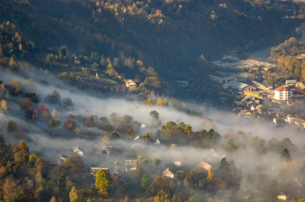 Village in the morning fog in the autumn in the mountains — Stock Photo, Image