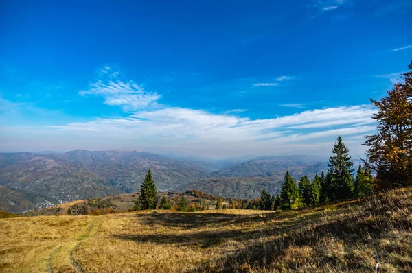 Sonbaharda dağlarda toprak yol — Stok fotoğraf