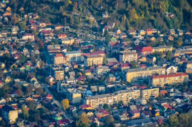 Sonbaharda dağların arasında küçük bir kasaba.