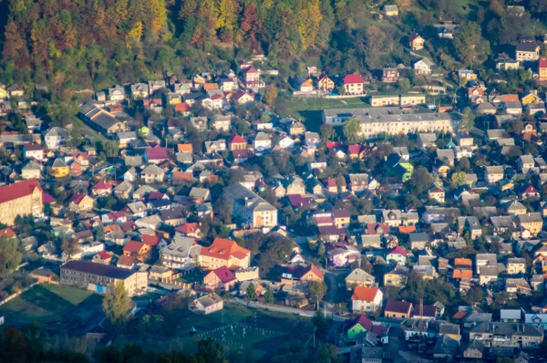 Uma pequena cidade entre as montanhas no outono, vista superior — Fotografia de Stock