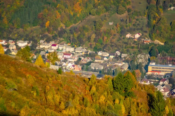 Una piccola città tra le montagne in autunno, vista dall'alto — Foto Stock