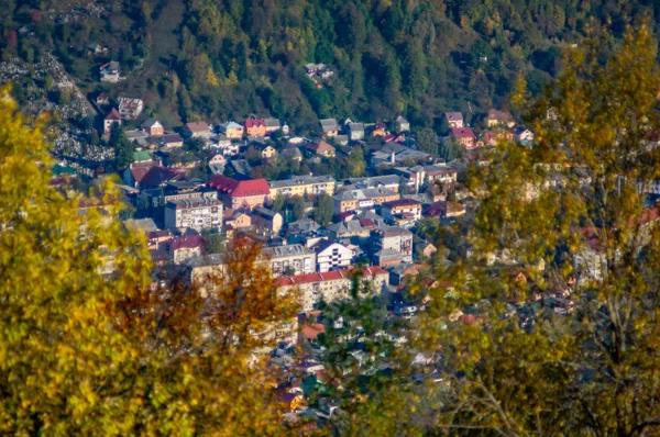 Una pequeña ciudad entre las montañas en otoño, vista superior —  Fotos de Stock