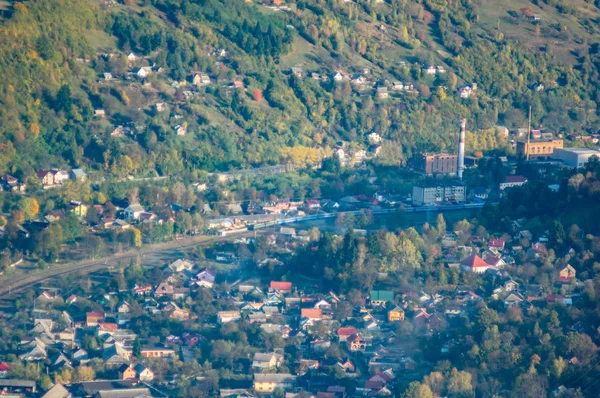 Una pequeña ciudad entre las montañas en otoño, vista superior —  Fotos de Stock