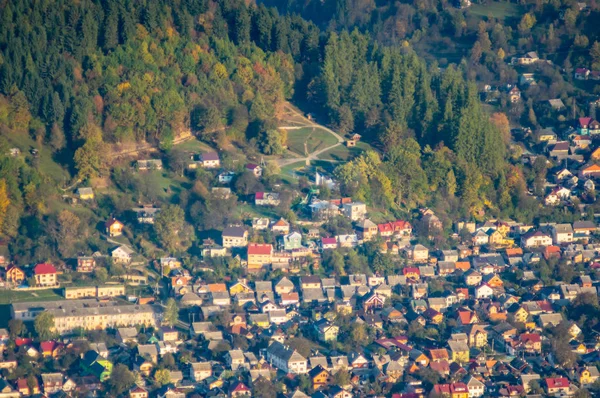 Uma pequena cidade entre as montanhas no outono, vista superior — Fotografia de Stock