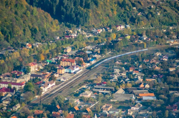 Uma pequena cidade entre as montanhas no outono, vista superior — Fotografia de Stock