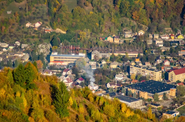 Une petite ville au milieu des montagnes en automne, vue sur le haut — Photo