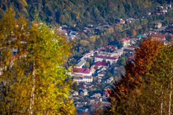 Sonbaharda dağların arasında küçük bir kasaba. — Stok fotoğraf