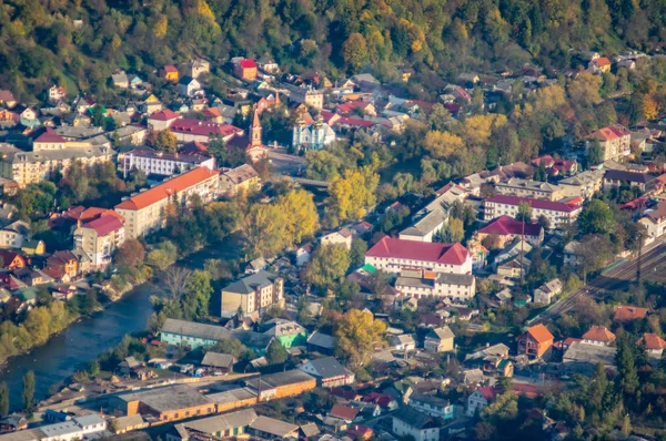 Une petite ville au milieu des montagnes en automne, vue sur le haut — Photo