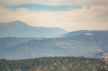 Sonbahar öğleden sonra mavi sisli dağlarda