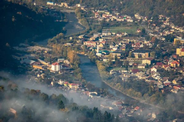 Sonbaharda sabah sisinde evler ve ağaçlar — Stok fotoğraf