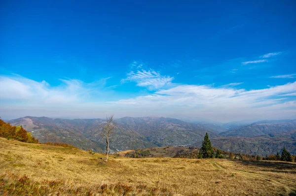 Berge im blauen Dunst am Herbstnachmittag — Stockfoto