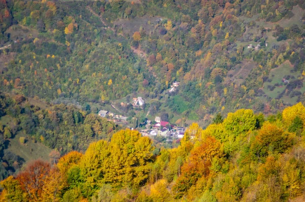 Falu a hegyekben ősszel — Stock Fotó